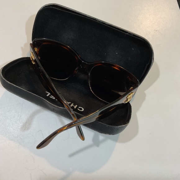 Chanel tortoise sunglasses with black Chanel case - Picture 11 of 12